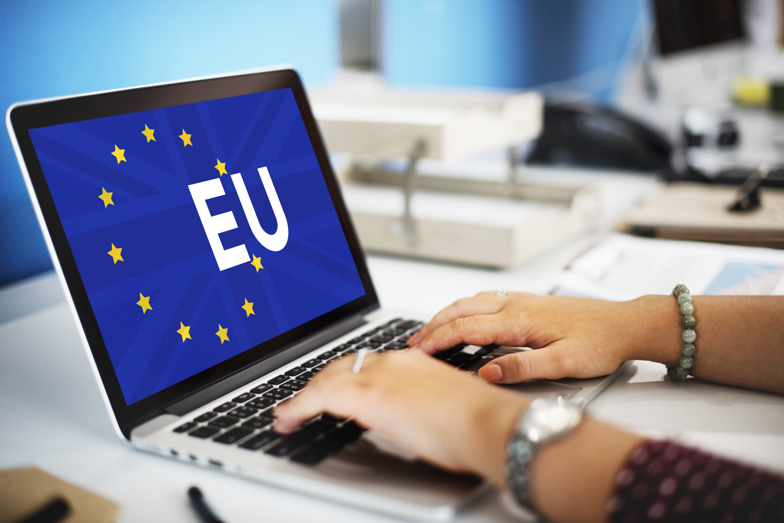 An image of a laptop with the EU symbol as it's screensaver